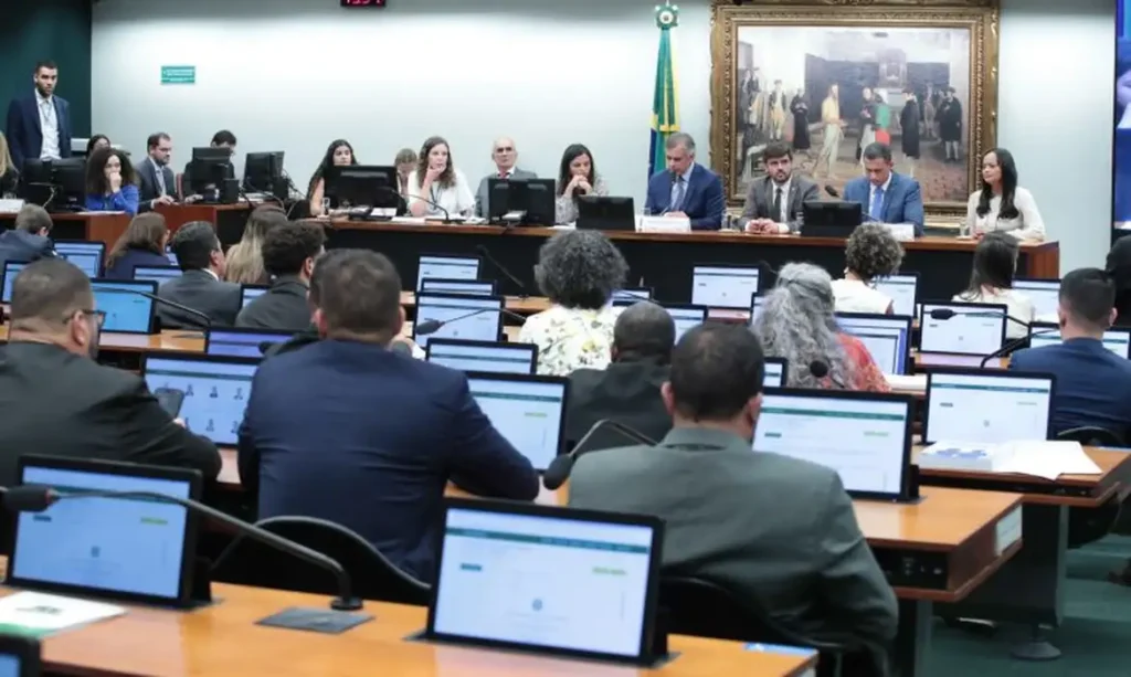CCJ da Câmara adia análise de PEC sobre redução da maioridade penal PEC