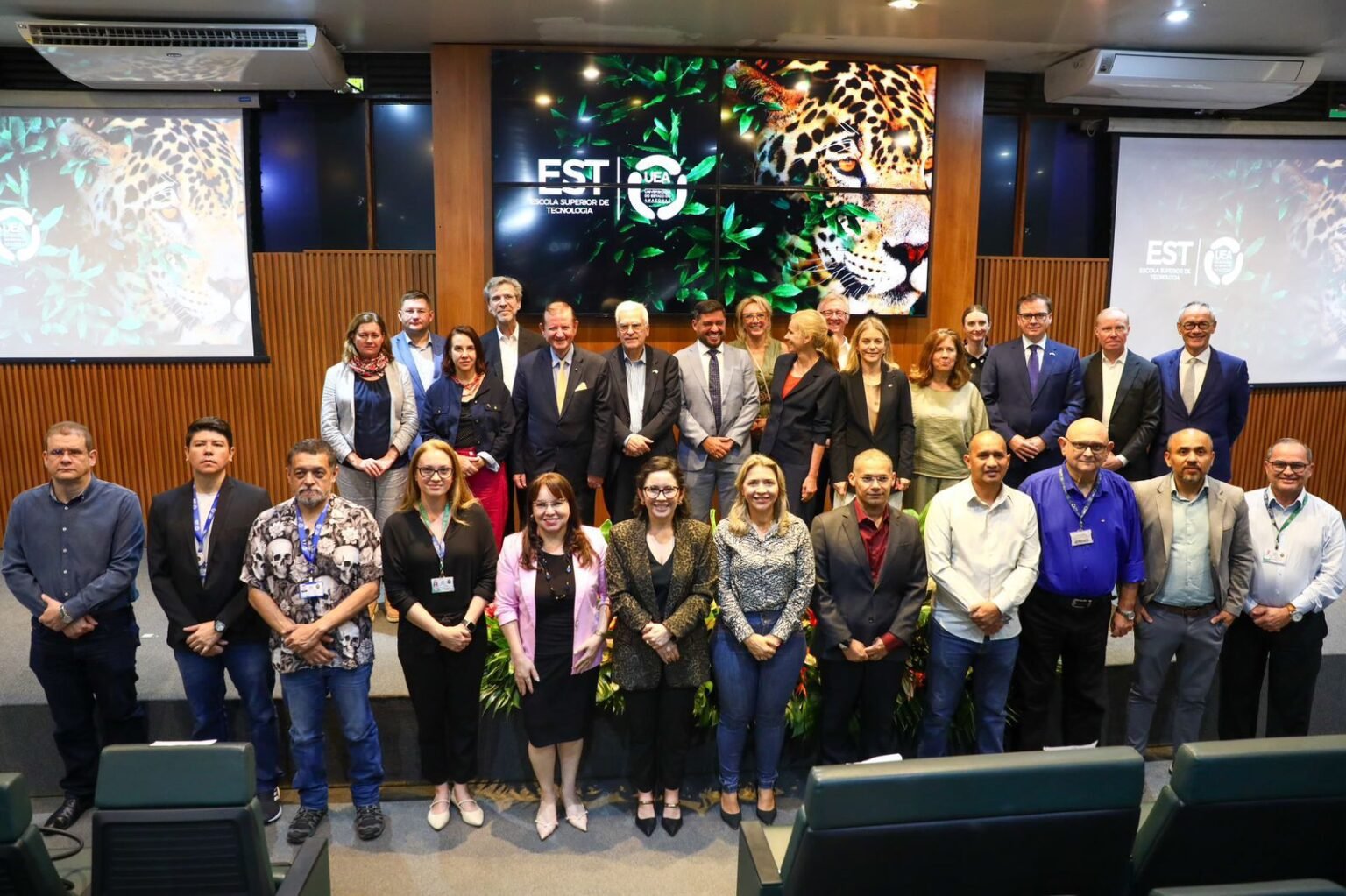 Embaixadores da União Europeia conhecem iniciativas de inovação e sustentabilidade da UEA UEA