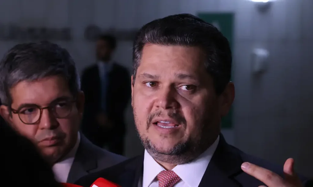 Alcolumbre mantém PEC 6×1 travada em semana esvaziada no Senado 6x1