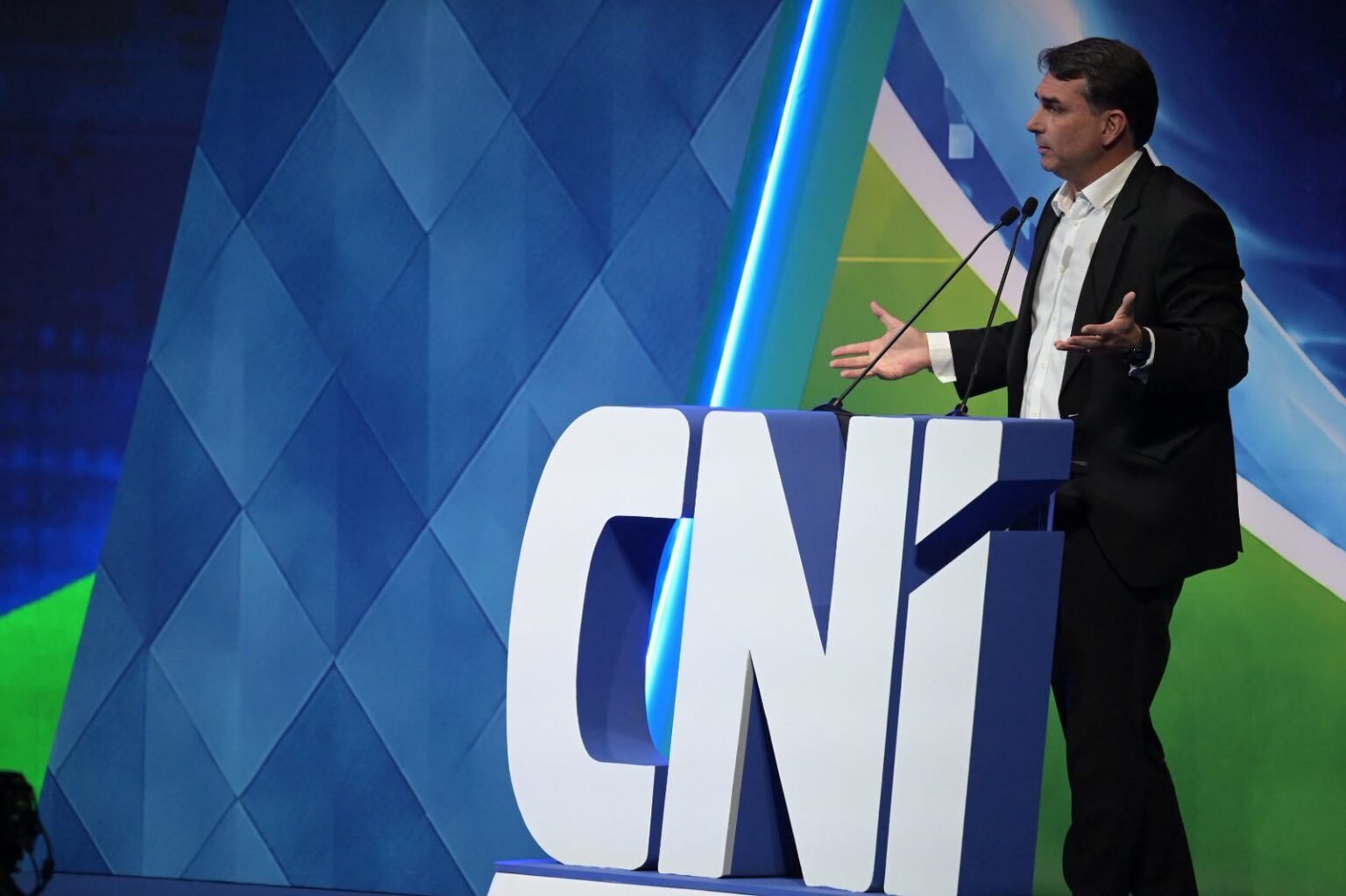 Flávio Bolsonaro propõe suspender reforma tributária e reduzir IVA a 20% Flávio Bolsonaro
