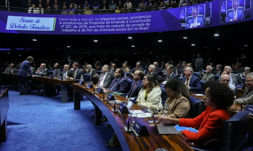 Empresários atacam PEC 6×1 no Senado; sindicatos e governo defendem 6x1