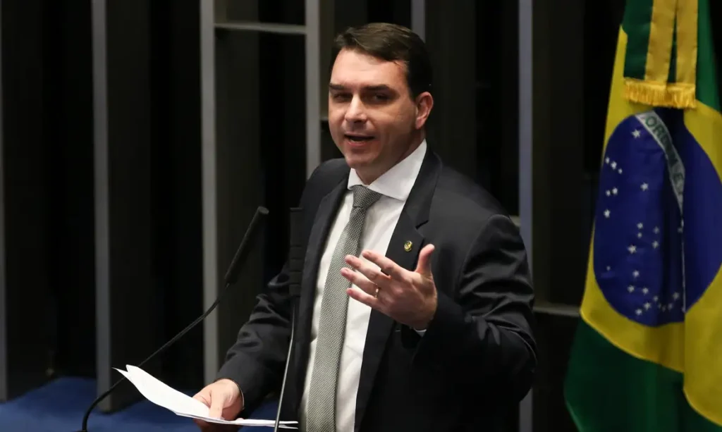 PGR pede que Flávio Bolsonaro seja ouvido por calúnia contra Lula Flávio Bolsonaro