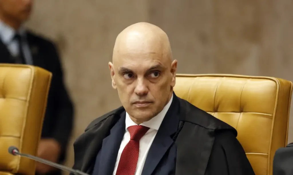 Moraes suspende visitas de Flávio a Bolsonaro na prisão domiciliar Bolsonaro