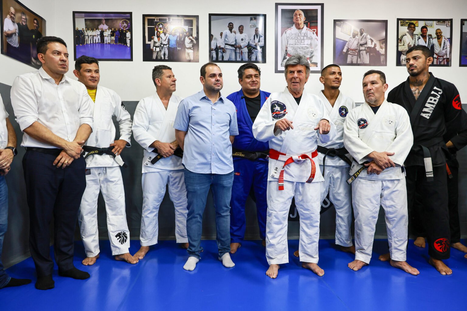 Roberto Cidade visita projeto esportivo que atende crianças e adolescentes no Coroado