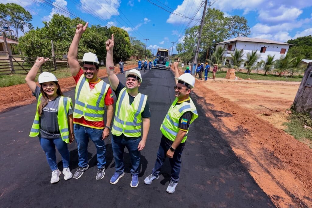 Roberto Cidade vistoria obras do Asfalta Amazonas em Autazes