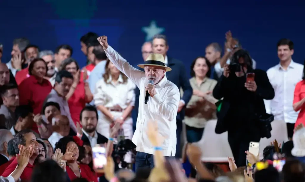 PT oficializa candidatura de Lula à Presidência PT