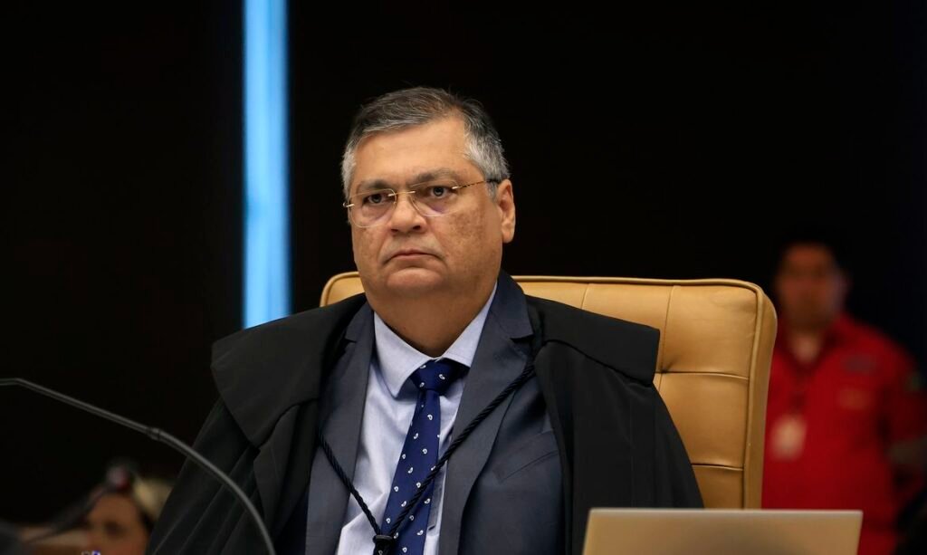 Dino cobra explicação sobre elo entre Master e instituto de Mendonça Dino
