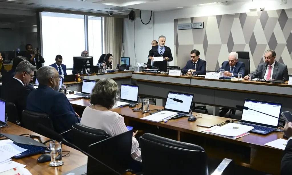 CCJ do Senado aprova PEC que acaba com jornada 6×1 CCJ