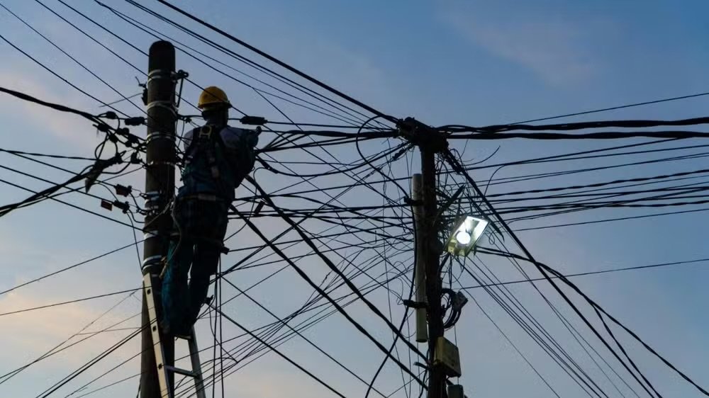 Bairros de Manaus e interior ficam sem energia nesta terça